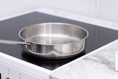 silver-cookware-perfect-for-frying-and-searing-food