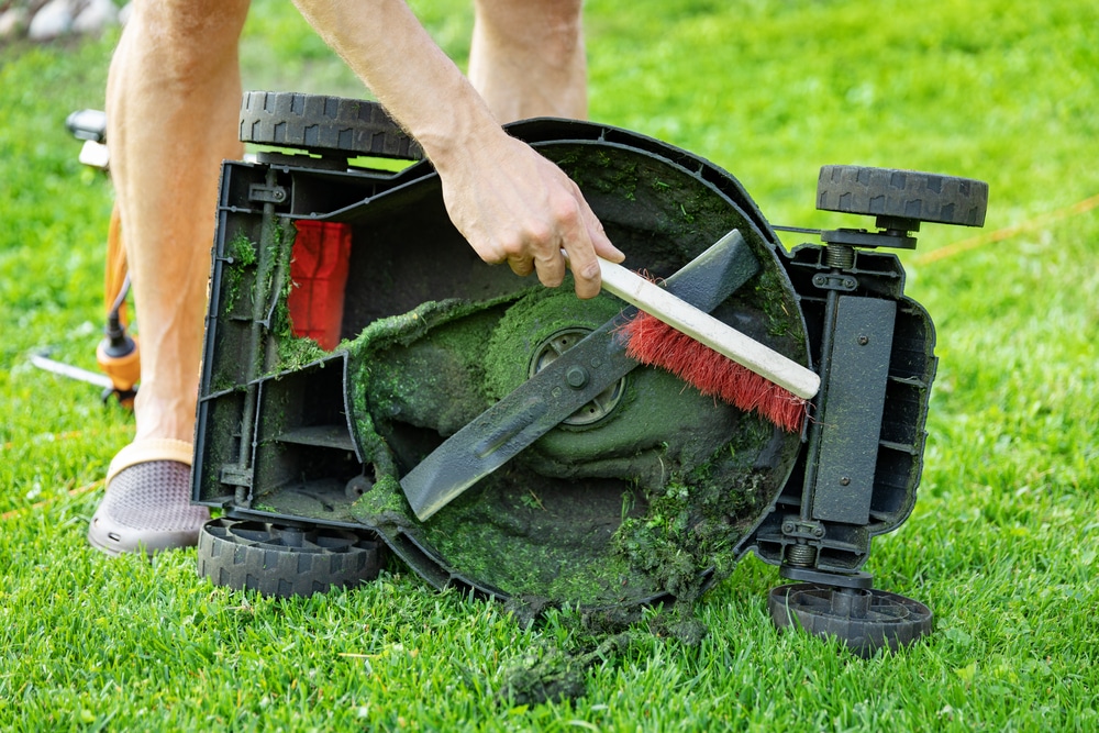 How to Clean an Electric Lawnmower