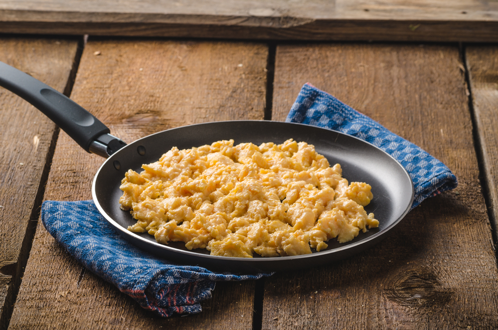 how to make scrambled eggs in a frying pan